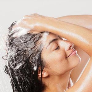 Чем и как смывать красящую смесь для волос с кожи