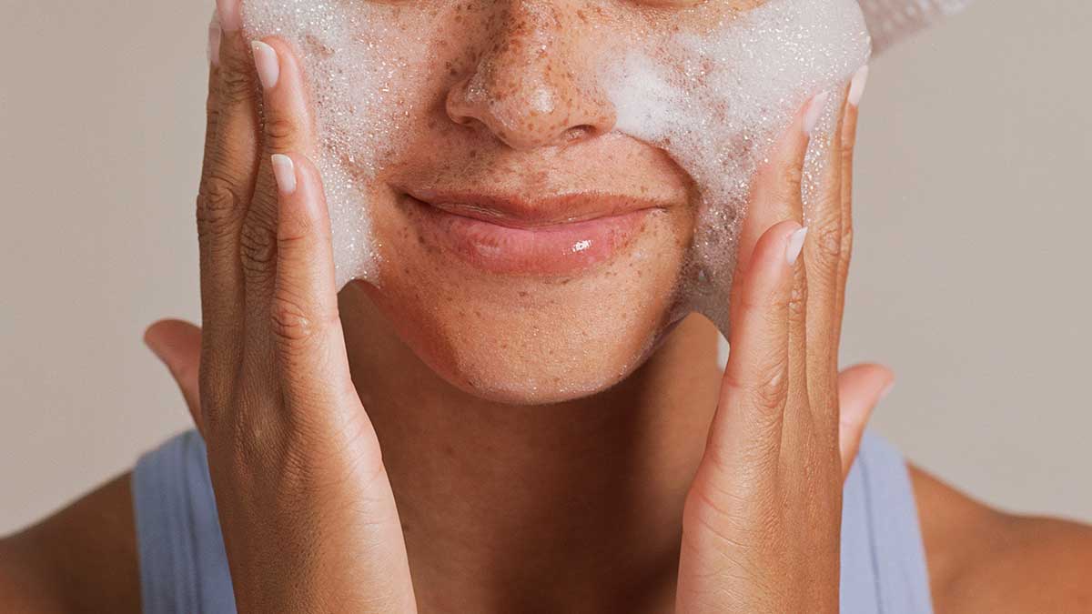 Эффективные методики очищения кожи: Правильный подход к устранению загрязнений и секреций с кожи